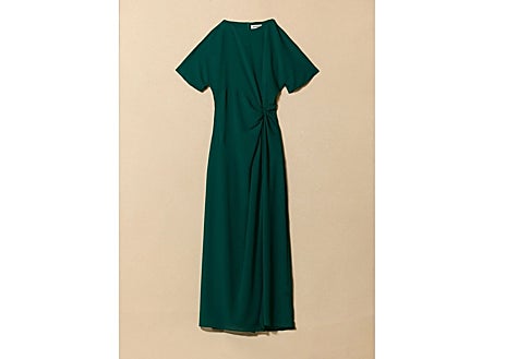 Imagem Secundária 1. A cor e a atenção aos detalhes são fatores-chave na escolha da roupa. Blazer Sepiia (179,90€), vestido Bimani (122,55€) e bolsa Paris64 (379€)