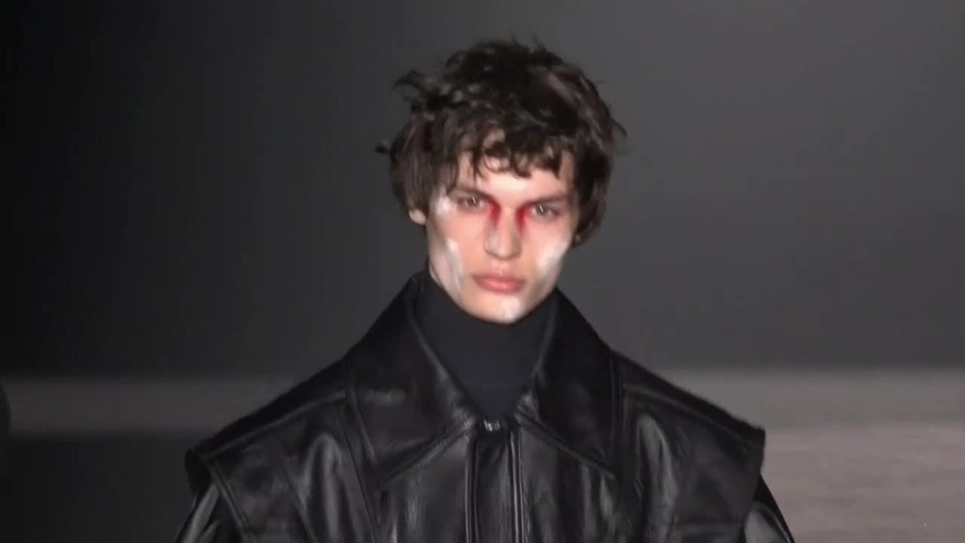 Guillermo Justicia apuesta por piezas con volumen en su primera colección en la 080 Barcelona Fashion