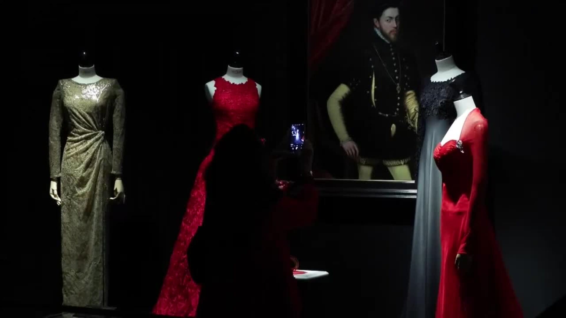 El legado de Lorenzo Caprile en 120 piezas que son historia de la moda española