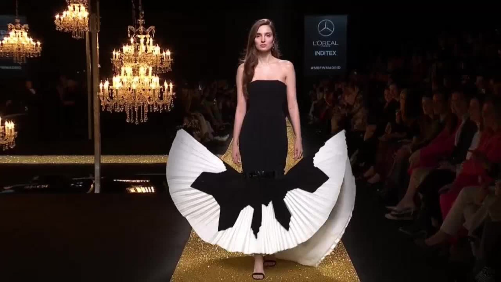 Un vestido que se ilumina y una flor que mueve sus pétalos, propuestas de Isabel Sanchís