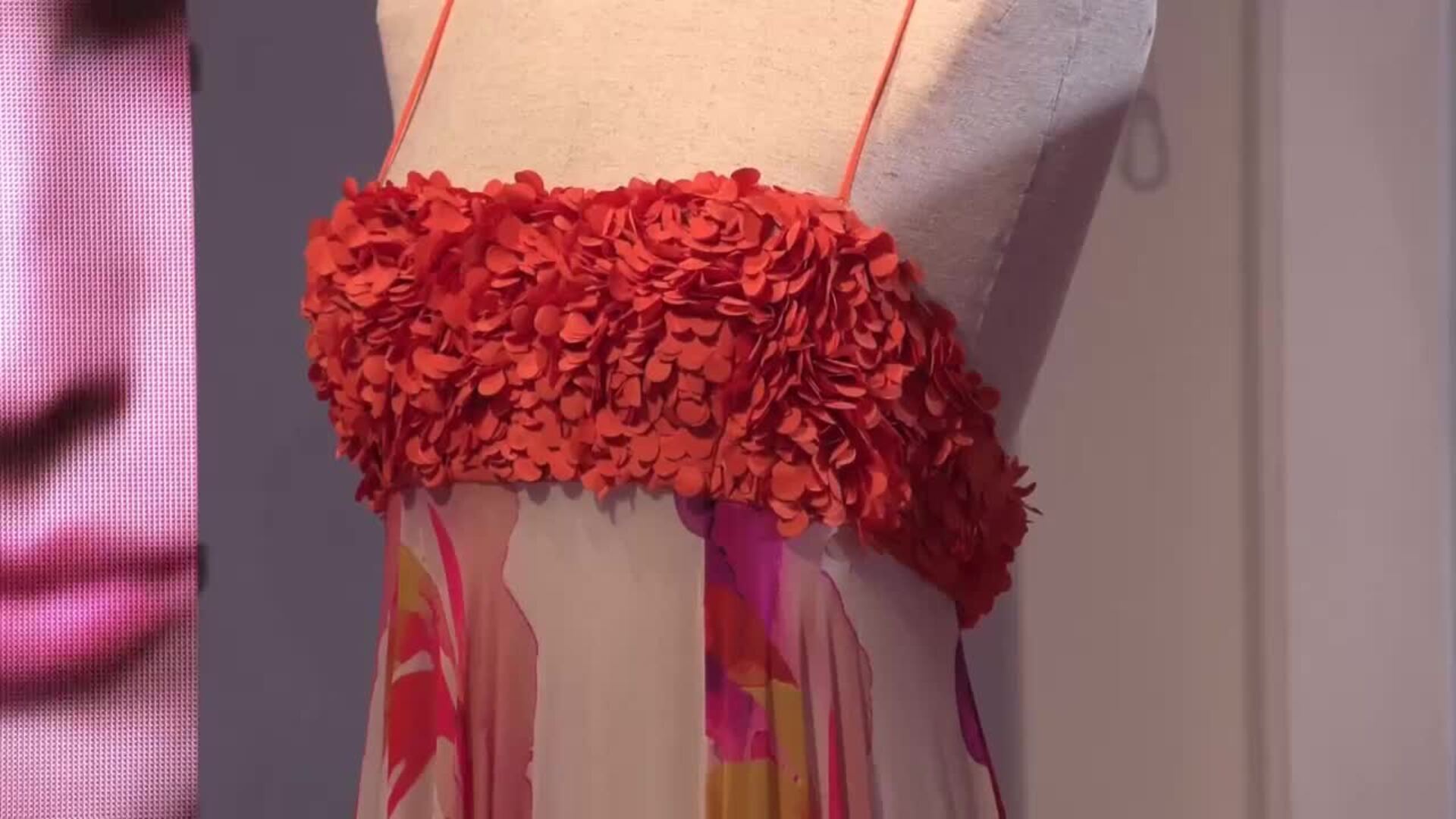 Lola Casademunt presenta en Le Marais su &#039;it-bag&#039; inspirado en 1981