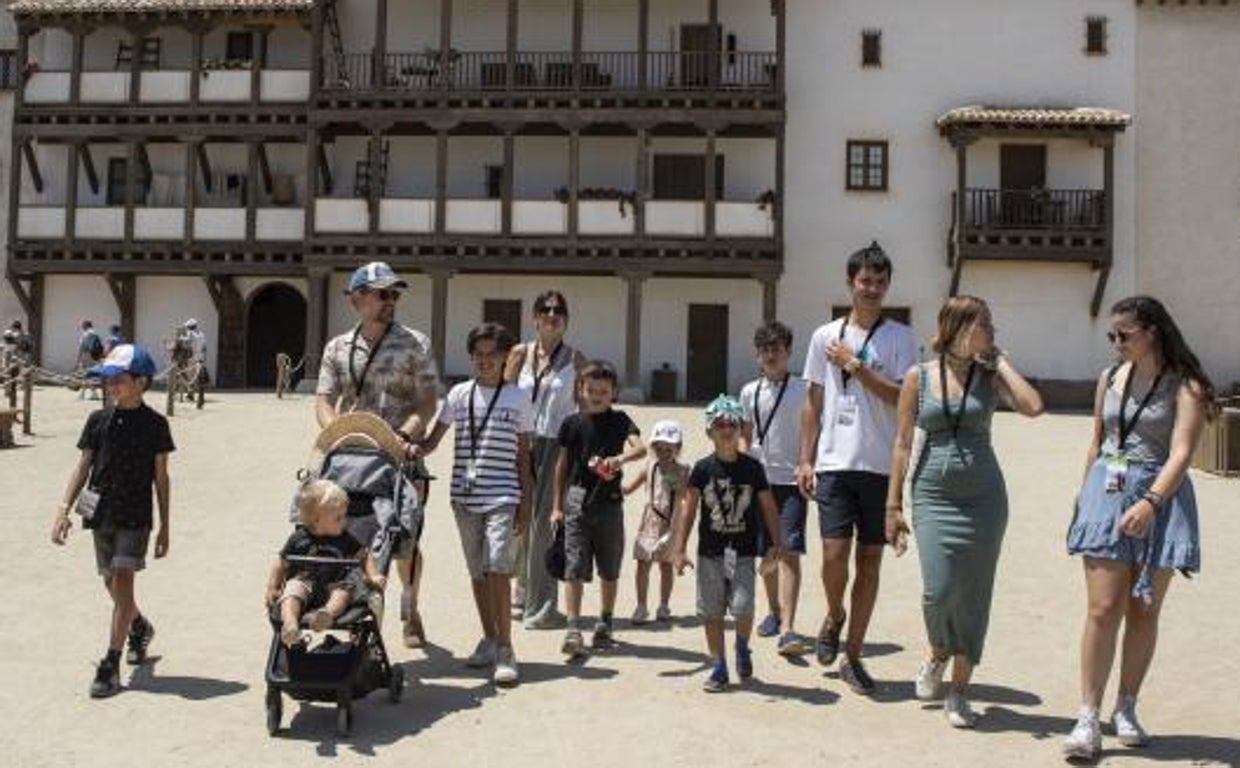 La familia al completo disfruta de un día de ocio perfectamente organizados