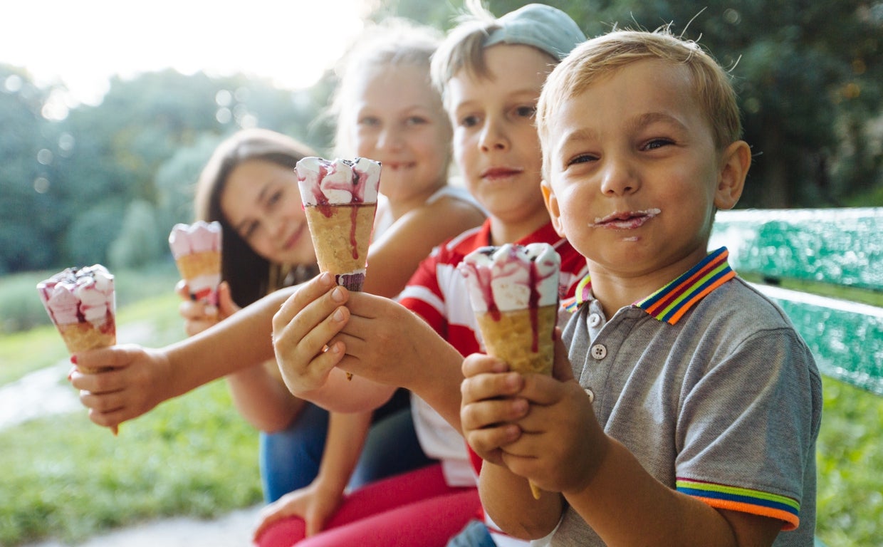 El helado en verano puede ser un «invitado secundario, pero no el protagonista», sugieren los expertos