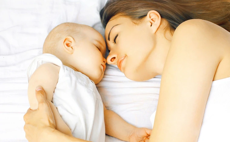Los cambios hormonales que experimenta la mujer a lo largo de su vida provocan problemas de sueño