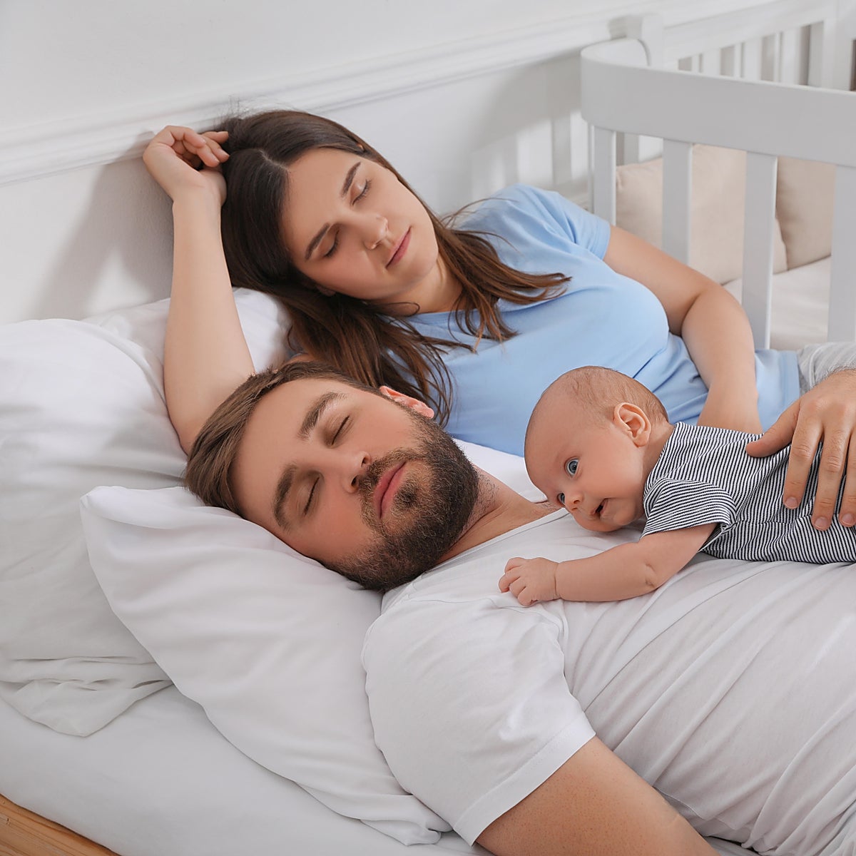 Padres primerizos: lo que pueden hacer para combatir la privación de sueño