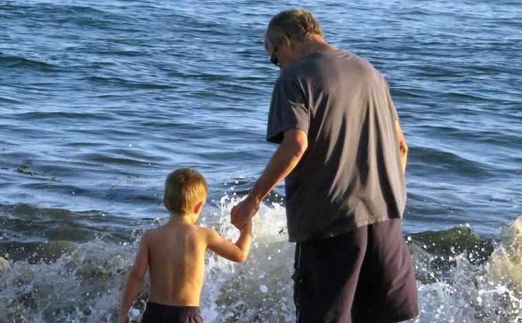 Consejos para ir a la playa con personas mayores