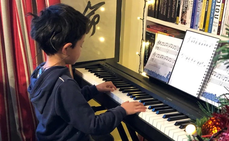 Kian, el niño sordo de 7 años que habla tres idiomas y toca el piano