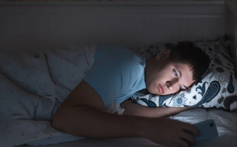 ¿Cómo convencer a los adolescentes de que dejen el móvil por las noches?
