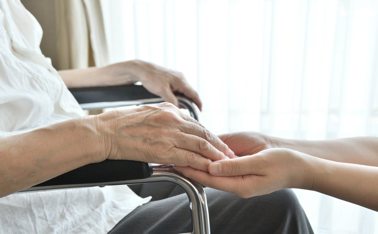 El perfil más frecuente de cuidador es el de mujer de mediana edad, casada, familiar directo y sin ayudas externas