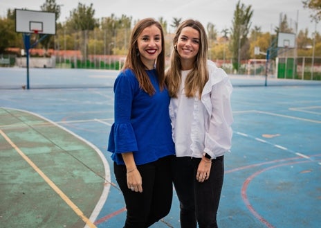 Imagen secundaria 1 - Alejandra corre en el patio junto a sus profesoras, Ana (izquierda) y Andrea (derecha) (arriba). Las docentes se han preocupado en todo momento de la pequeña (abajo izquierda). Alejandra posa con los cordones dorados de la Fundación UnoEntreCienMil (abajo derecha)