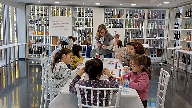 Los niños pueden participar en talleres prácticos en el Museo Torre del Vino de Socuéllamos
