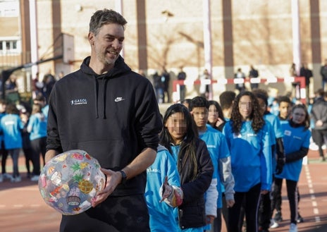 Imagen secundaria 1 - Pau Gasol junto a la ministra de Sanidad, Carolina Darias, entre otros, durante la rueda de prensa. Antes, el exjugador de baloncesto   ha estado con los alumnos en del IES Celestino Mutis de Madrid