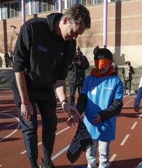 Imagen secundaria 2 - Pau Gasol junto a la ministra de Sanidad, Carolina Darias, entre otros, durante la rueda de prensa. Antes, el exjugador de baloncesto   ha estado con los alumnos en del IES Celestino Mutis de Madrid