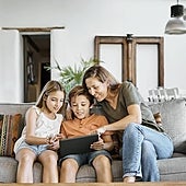 Los menores pasan 4 horas diarias con las pantallas y ante TikTok especialmente