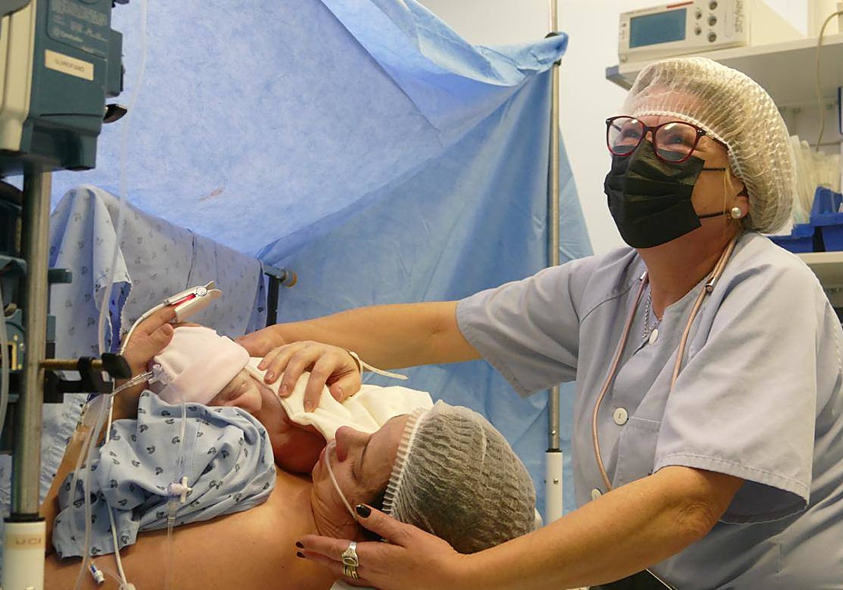 Abuela, hija y nieta durante la cesárea provínculo