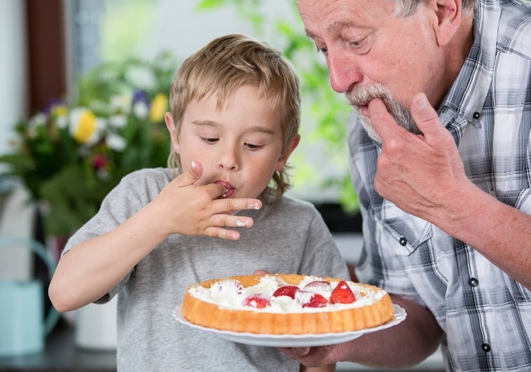 Así miman los abuelos: alimentos y bebida con mucho azúcar