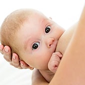 El 85% de las madres amamanta a sus bebés tras nacer, pero muchas lo dejan antes de los 6 meses