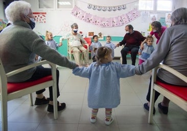 Residencias de mayores con guardería donde ganan grandes y pequeños