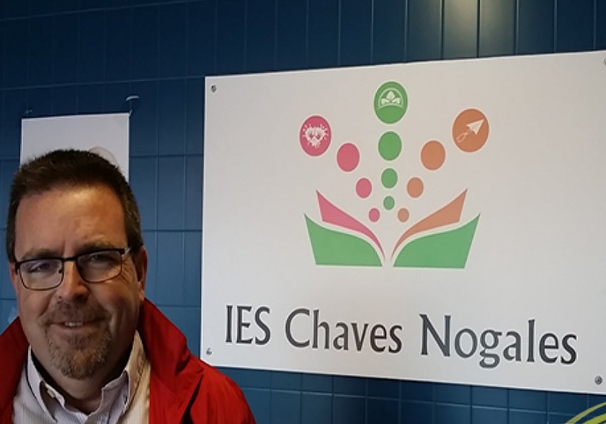 Juanma Díaz ante una placa del instituto en el que daba clase y en el que han puesto su nombre a un aula