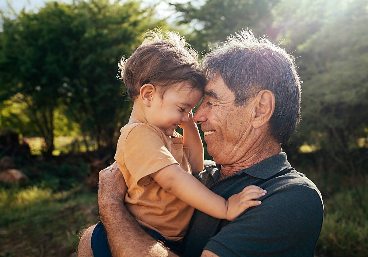 Cuidar las relaciones familiares o con los amigos es vital para la felicidad