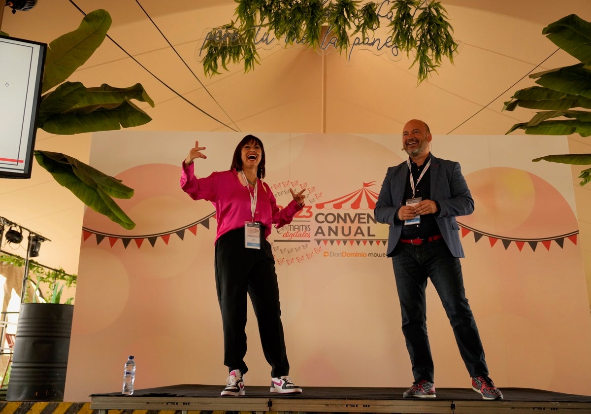 En la imagen Billie Sastre y Franc carreras durante la presentación del acto