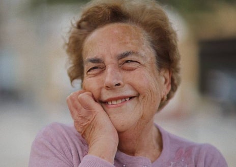 Imagen secundaria 1 - Una pareja, fotografiada por Dan (arriba). Retrato a una mujer de 90 años (abajo a la izquierda). Un hombre de 100 años posa para el joven fotógrafo mientras esperaba a su hija para ir a comer (abajo a la derecha)