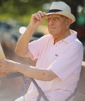 Imagen secundaria 2 - Una pareja, fotografiada por Dan (arriba). Retrato a una mujer de 90 años (abajo a la izquierda). Un hombre de 100 años posa para el joven fotógrafo mientras esperaba a su hija para ir a comer (abajo a la derecha)