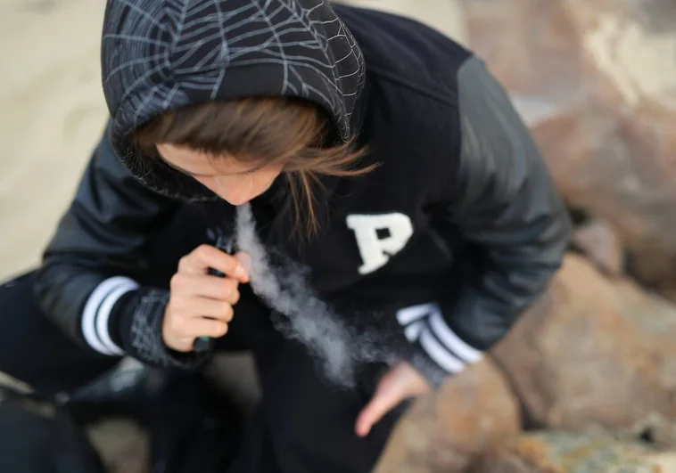 Fumar y vapear en la adolescencia se relaciona con un tabaquismo más intenso años después