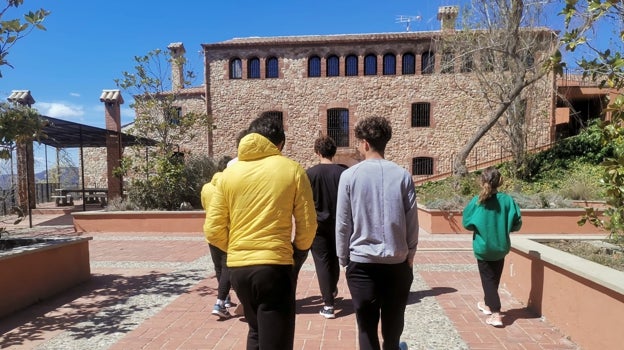 Cada 'unidad de convivencia', compuesta por cuatro personas, lleva un color de chándal