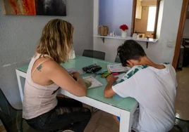 Criar solas en España, las dificultades de las madres que cuidan sin pareja