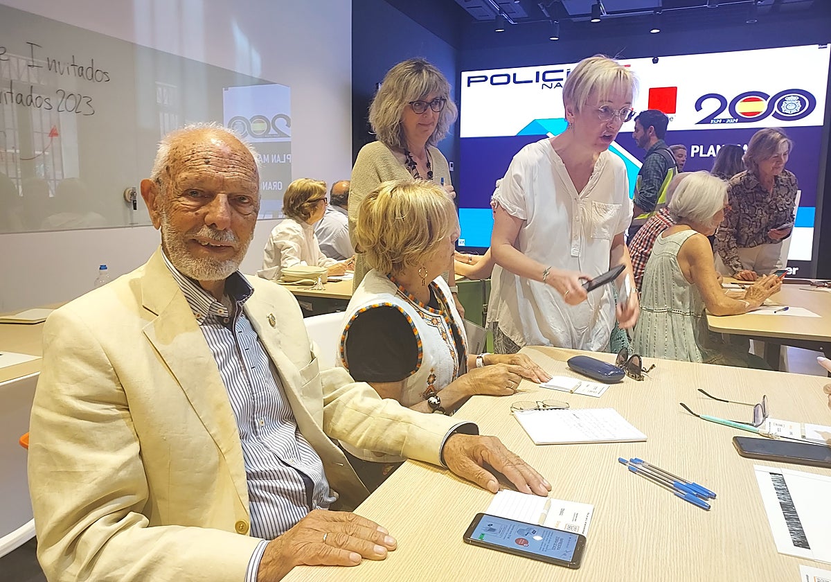 Juan José Luque momentos antes de empezar el taller 'Seguro con tu móvil', promovido por 'Mayores Conectados«