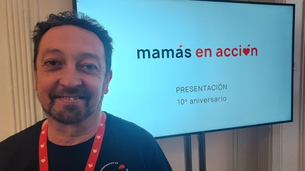 Alfonso, que tiene cuatro hijos y trabaja, asegura que atender a estos niños es su prioridad porque «compensa»