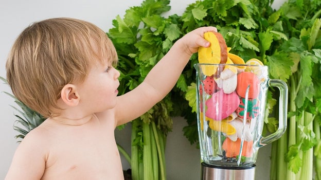 Los sonajeros con formas de verduras y frutas son sus últimas armas de combate