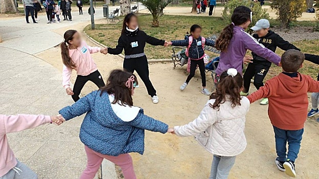 Un grupo de niños y niñas experimentan lo que es jugar al juego de la Gallinita Ciega