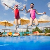 Los niños deben estar vigilados por adultos en playas y piscinas para evitar ahogamientos