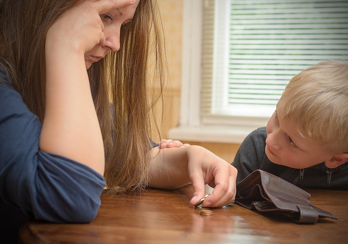 Las familias con un solo salario ya no pueden sobrevivir si presentan menores a cargo