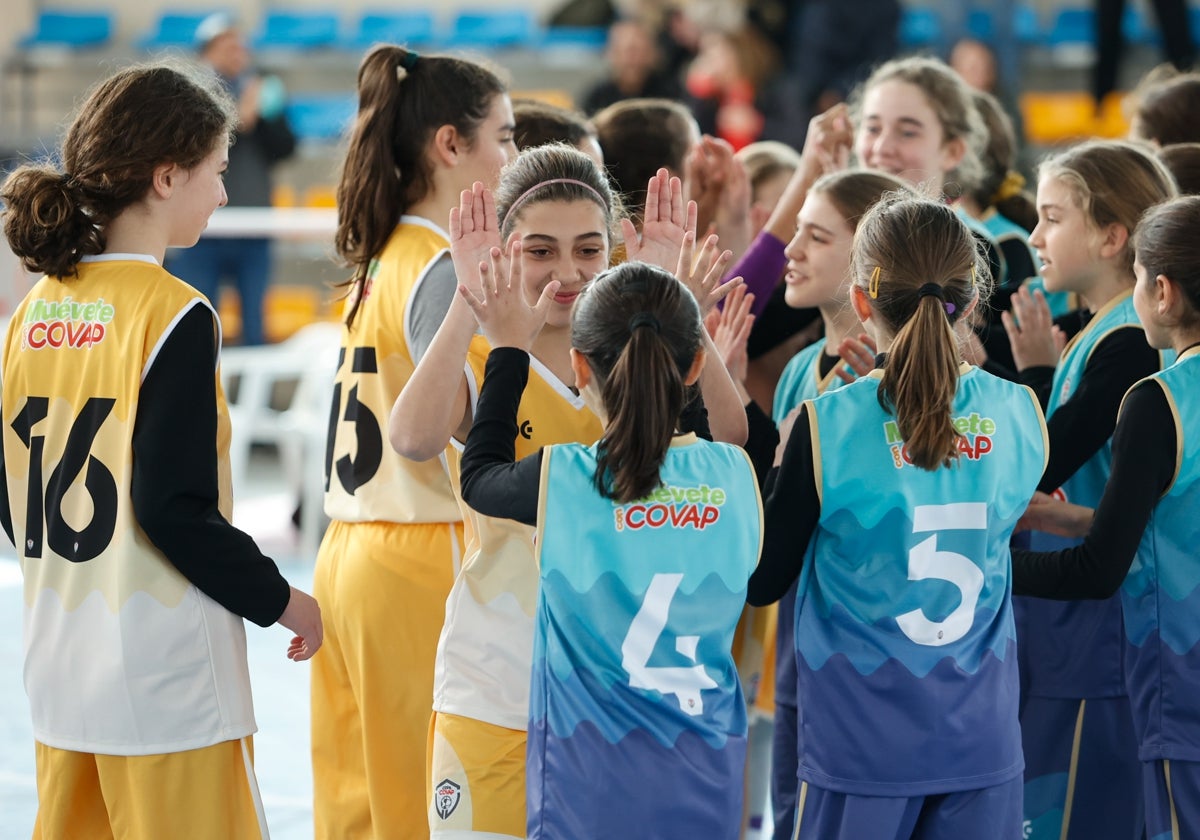 Final de un partido entre féminas de la Copa Covap