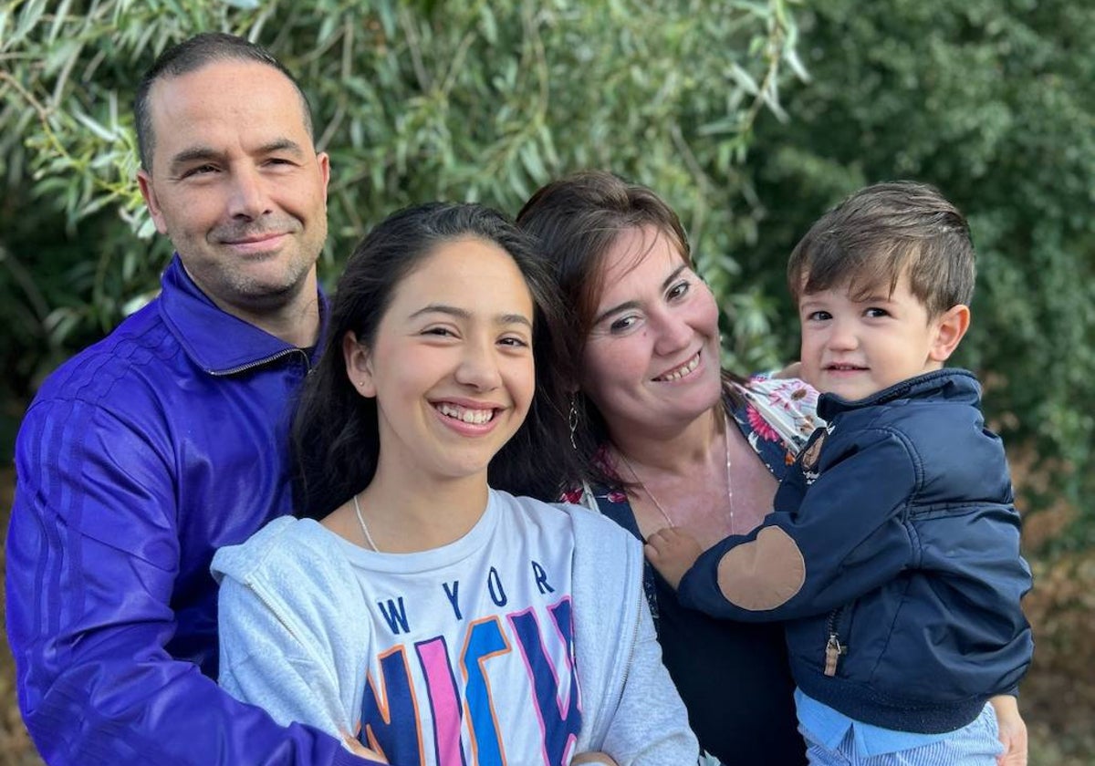 Darío, en brazos de su madre, Beatriz, junto a su hermana mayor, Adriana, y su padre, Óscar