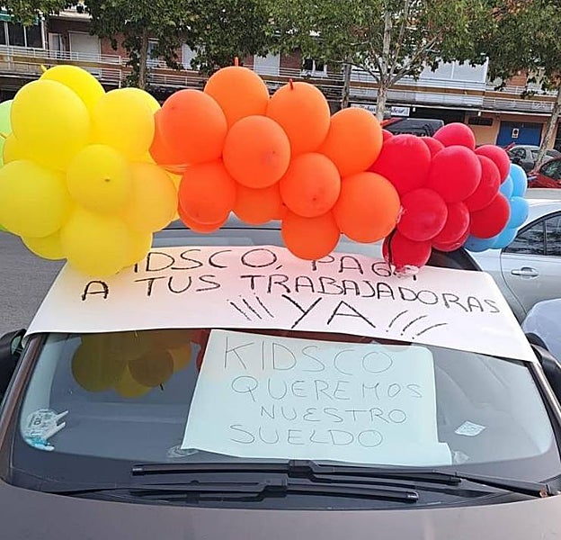 Vehículo aparado frente a la escuela infantil Fábulas y Leyendas