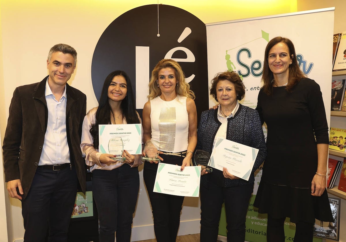 Jeroni Boixareu, director de la Editorial Sentir; las galardonadas Milena González, Laura Peraita y Begoña Ibarrola; y Mercedes Bermejo, directora editorial de Sentir(de izq. a derecha)