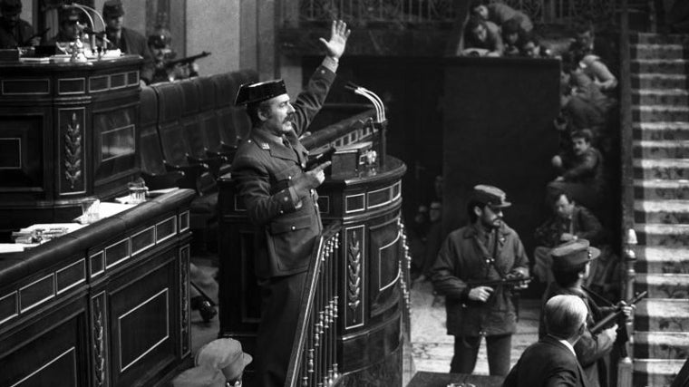 El teniente coronel Tejero irrumpe, pistola en mano, en el Congreso de los Diputados