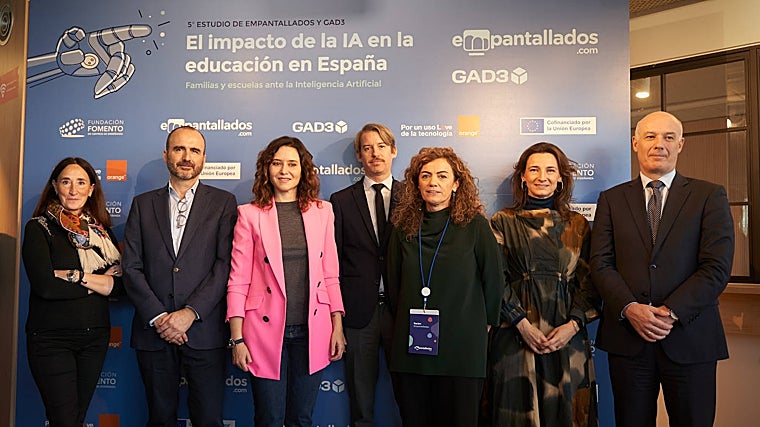 De izquierda a derecha: Charo Sádaba, decana de la Facultad de Comunicación de la Universidad de Navarra; Daniel Morales, director  de la Fundación Orange; Isabel Díaz Ayuso, presidenta de la CAM; Luis Martín, director de Comunicación Digital de Llorente y Cuenca; Elena Martínez, de Empantallados; Luisa Alli, secretaria general del Instituto Hermes; y Narciso Michavila, presidente de GAD3