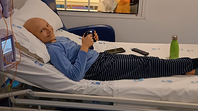 El pequeño durante su estancia en el hospital