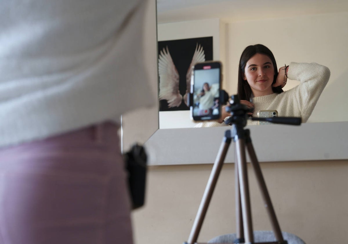 Sara, delante de la cámara preparando contenido para divulgar la enfermedad desde su cuenta de Instagram. En el vídeo, Sara el día de la entrevista.