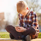 Cuándo hay que buscar ayuda profesional si crees que tu hijo es adicto al móvil