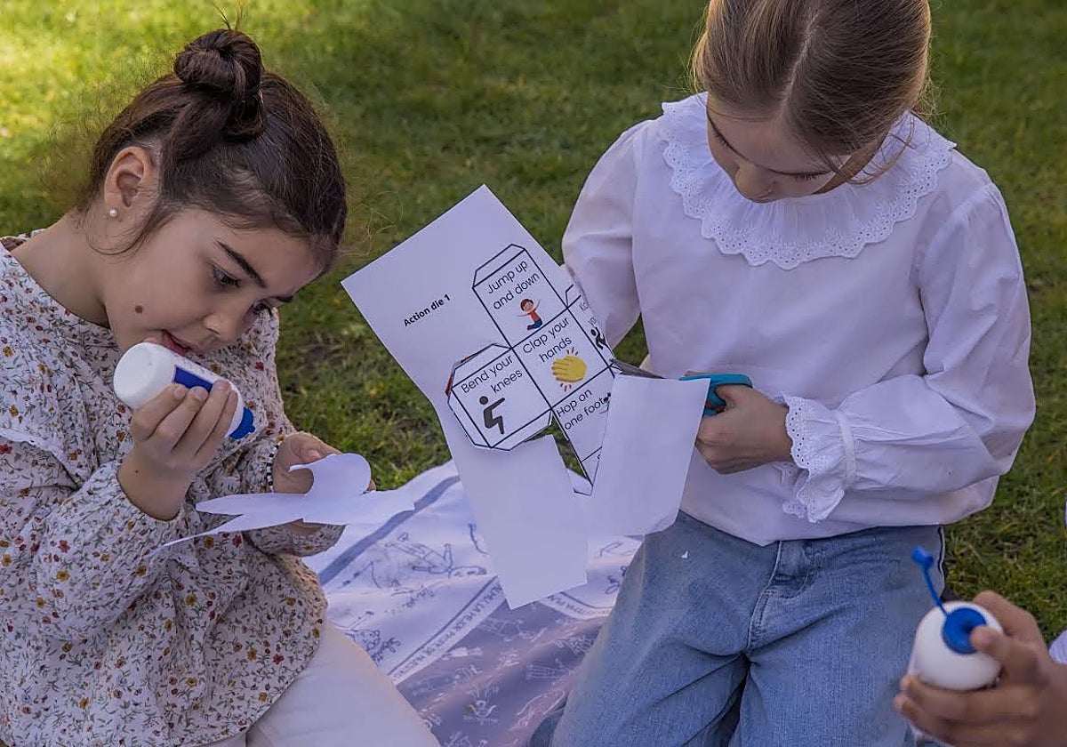 Cada ocho niños hay un monitor y van rotando de actividad en actividad