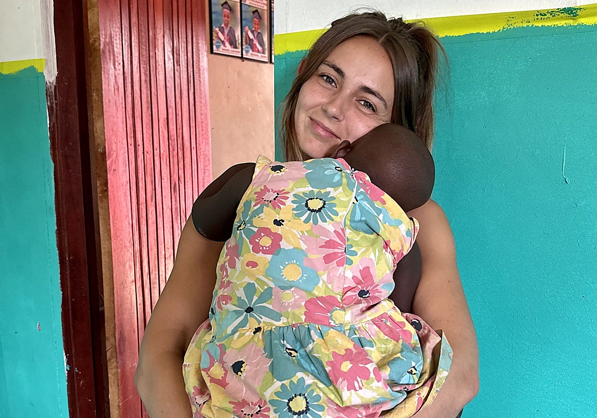 María Galán con una de las peques del orfanato