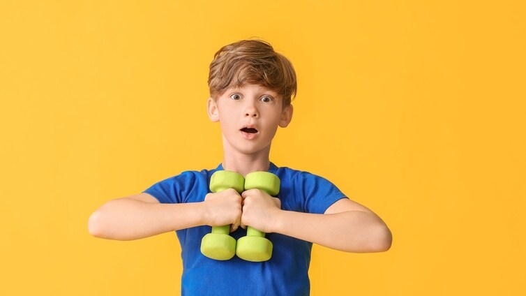 Pesas y niños: Así debe realizar tu hijo ejercicio de fuerza