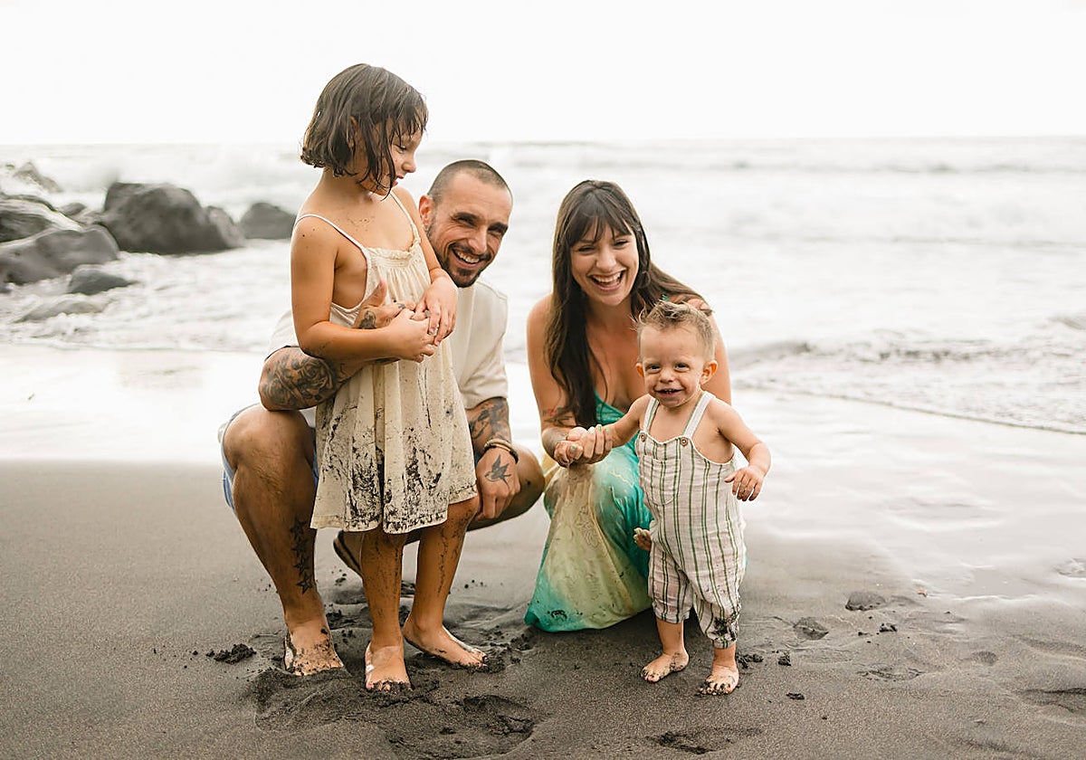 Patricia Guanche junto a toda su familia: su marido Jairo Bello y sus hijos, Valentina y Martín