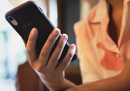 Uno de cada tres jóvenes no comenta con nadie lo que hace en internet